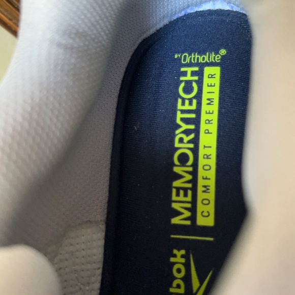 **NEW** REEBOK WHITE SHOES, size 8.5/ Featuring a sleek white design - Picture 6 of 7